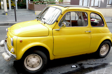 vieille voiture 500 jaune