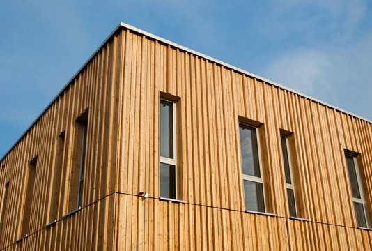 Holzhaus mit Holzfassade &ndash; Modern House with wooden Facade