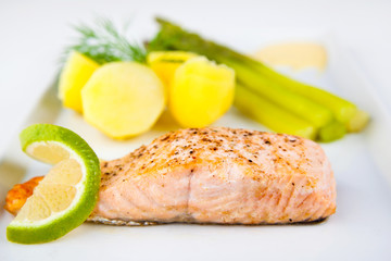 Gebratener Lachs mit Kartoffeln und grünem Spargel