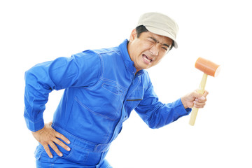 腰痛を訴える作業員