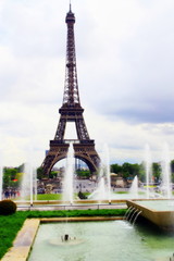 geysers du trocadéro devant la tour eiffel à paris