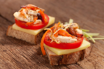 bread seasoned with oil and sliced tomatoes on a table