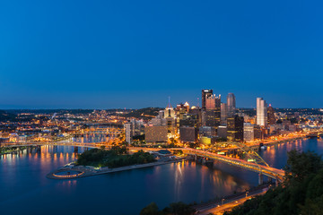 Fototapeta na wymiar Pittsburgh Downtown Skyline w nocy, Pennsylvania, USA