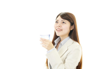 お水を飲む女性