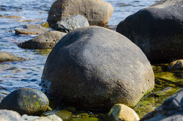 Monolith Kiesel im Meer