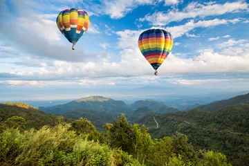 Selbstklebende Fototapete Ballon Heißluftballon über dem Berg