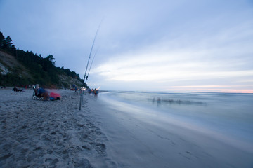 Wędkarstwo morskie, zmierzch, plaża