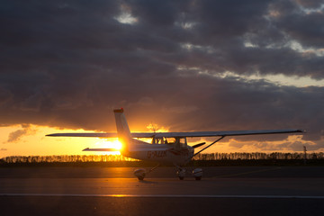 Fototapeta na wymiar Samolot na zachód słońca, sport,