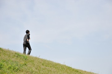 前進する男性ビジネスマン