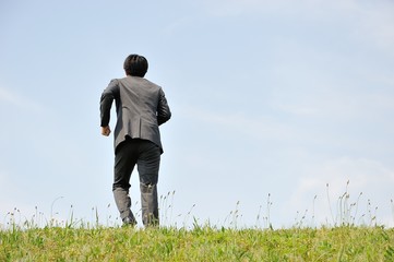 前進する男性ビジネスマン