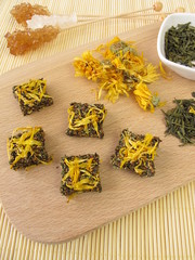 Teeziegel mit Grüntee und Ringelblumen