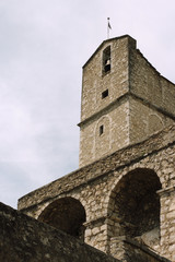 Fototapeta na wymiar Wieża starożytnej fortecy z flagą.