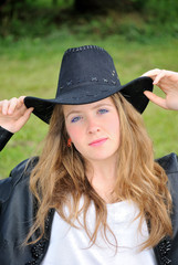 Ragazza bionda con cappello Cowboy