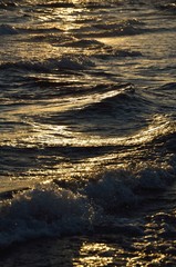 Onde al tramonto