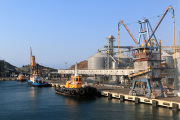 Mooring of cargo port