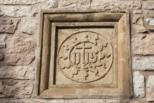 Jesus-Monogramm in Assisi, Umbrien, Italien