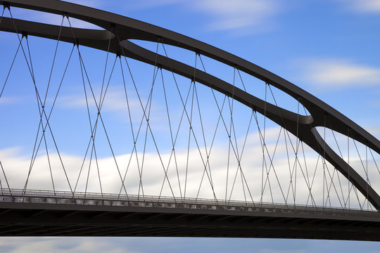 Brücke aus Stahl mit blauem Himmel