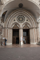 Eingang zur Unterkirche von "San Francesco", Assisi, Umbrien, Italien