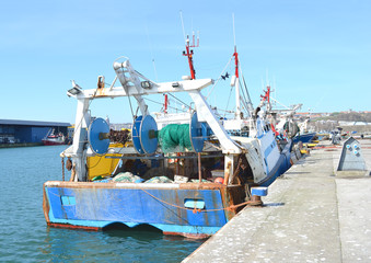 Vieux chalutier à quai dans le port de Boulogne sur Mer © oslobis