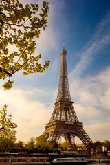 Panele Szklane  Wieża Eiffla z łodzią na Sekwanie w Paryżu, Francja