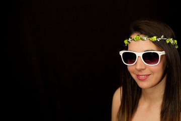 Model mit Blumenkranz und Sonnenbrille