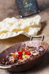 indische Dhal Gericht in einer Kupferpfanne