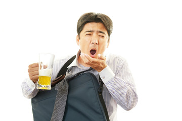 ビールを飲みすぎたサラリーマン