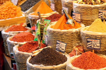 Marché aux épices coloré