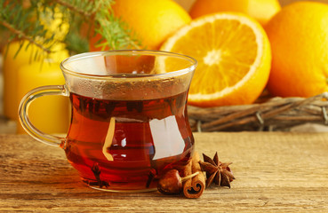 Obrazy na Plexi  Filiżanka herbaty w pięknej, świątecznej oprawie. Gałąź jodły