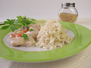 Hühnerfrikassee mit Möhren, Erbsen und Spargel