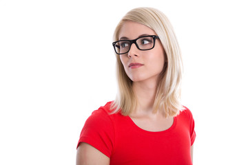 Blonde junge Frau mit Brille blickt zur Seite - Shirt rot.
