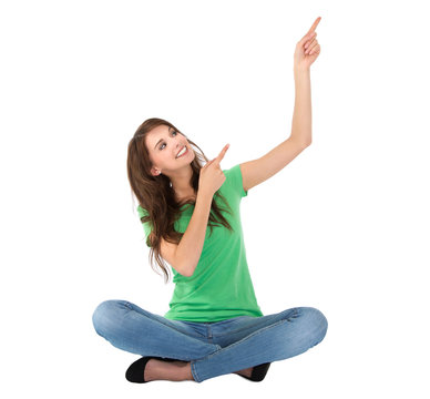 Junge Frau sitzend isoliert zeigt mit den Zeigefingern nach oben