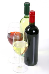 Bottiglie di vino con calici