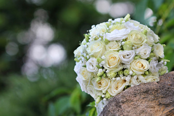 bouquet made ​​of white roses