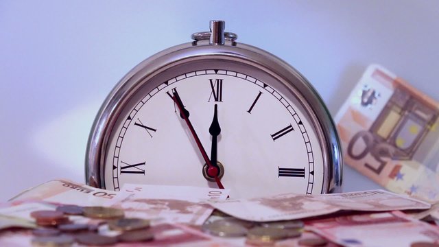 Zeit ist Geld: Geldscheine fallen, im Hintergrund eine Uhr