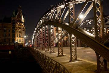 Brücke bei Nacht in der Speicherstadt