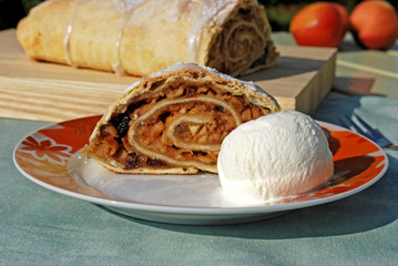 Aapfelstrudel im Garten