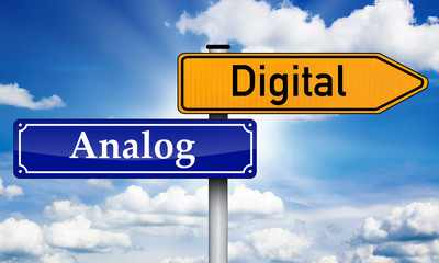 Schild mit Analog und Digital