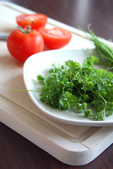 Kräuter und Tomaten