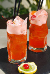 Coctel bebida alcohólica,frutas e ingredientes.licores