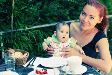 Obraz na płótnie Canvas mother and daughter in summer cafe outdoor