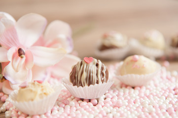 Pralinen mit rosa Blume