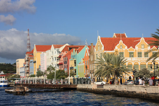 Bunte H&auml;userzeile der Altstadt von Willemstad (Curacao, Karibik) vom Wasser aus gesehen