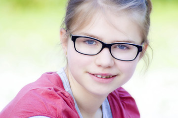 Fototapeta na wymiar portrait of young girl with glasses