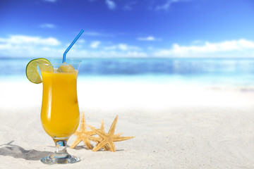 Fruchtcocktail und Seesterne am Strand