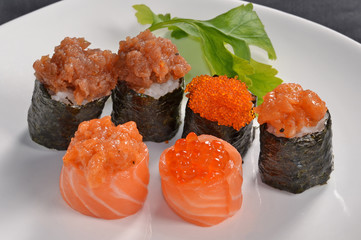 Variado de sushi roll en un plato,comida japonesa.