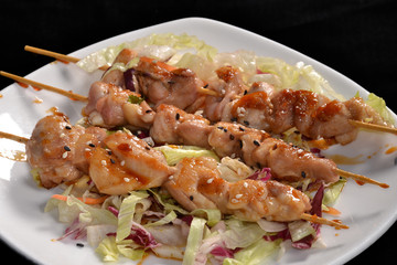 Pinchos de pollo frito.