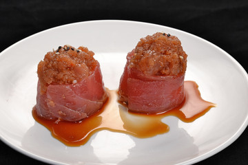 Sushi roll de atún en un plato.Atún con salsa de soya.