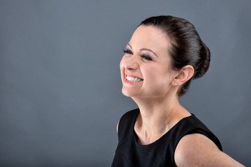 Fototapeta premium Portret śmiejącej się młodej kobiety
