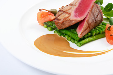 Tuna a grill with an asparagus